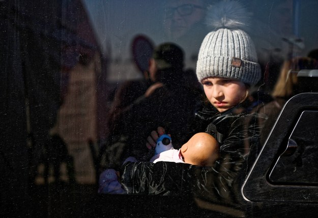 Dziewczynka w autobusie przewożącym uchodźców z Ukrainy /Darek Delmanowicz /PAP