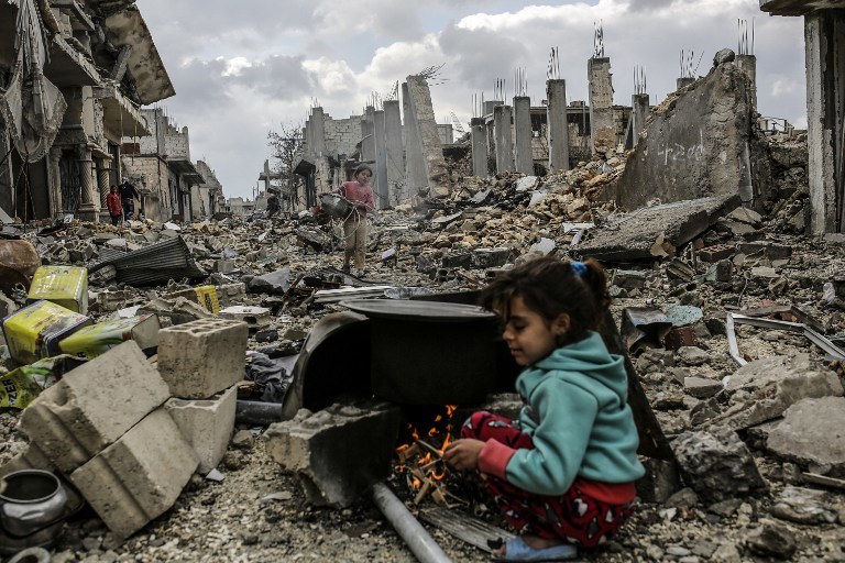 Dziewczynka w zniszczonym mieście Kobane (Ain al-Arab) /YASIN AKGUL /AFP
