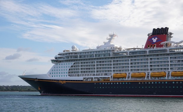 Dziewczynka wypadła za burtę statku. Ojciec rzucił się na ratunek