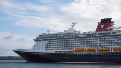 Dziewczynka wypadła za burtę statku. Ojciec rzucił się na ratunek