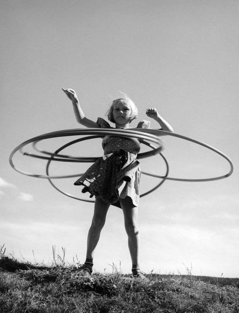 Dziewczynka z Bawarii bawi się hula-hoop /Oskar Poss/Getty Images /Getty Images