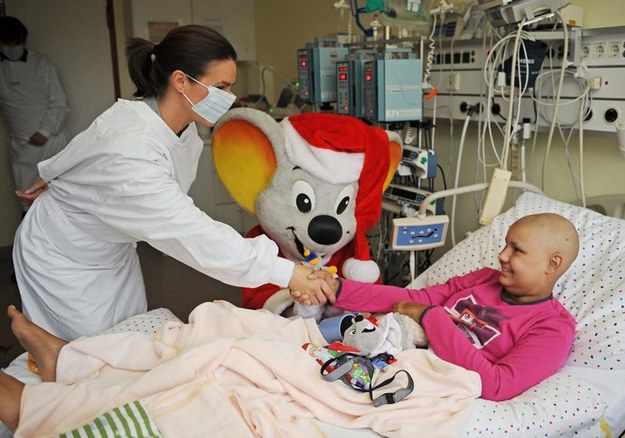 Dziewczynka z nowotworem w szpitalu dziecięcym /Patrick Seeger  /PAP/EPA