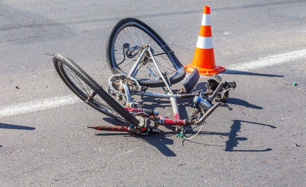 Dziewczynka z rowerem potrącona przez ciężarówkę na przejściu
