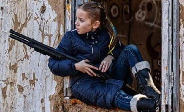 Dziewczynka ze strzelbą i lizakiem. Zdjęcie, które obiegło świat