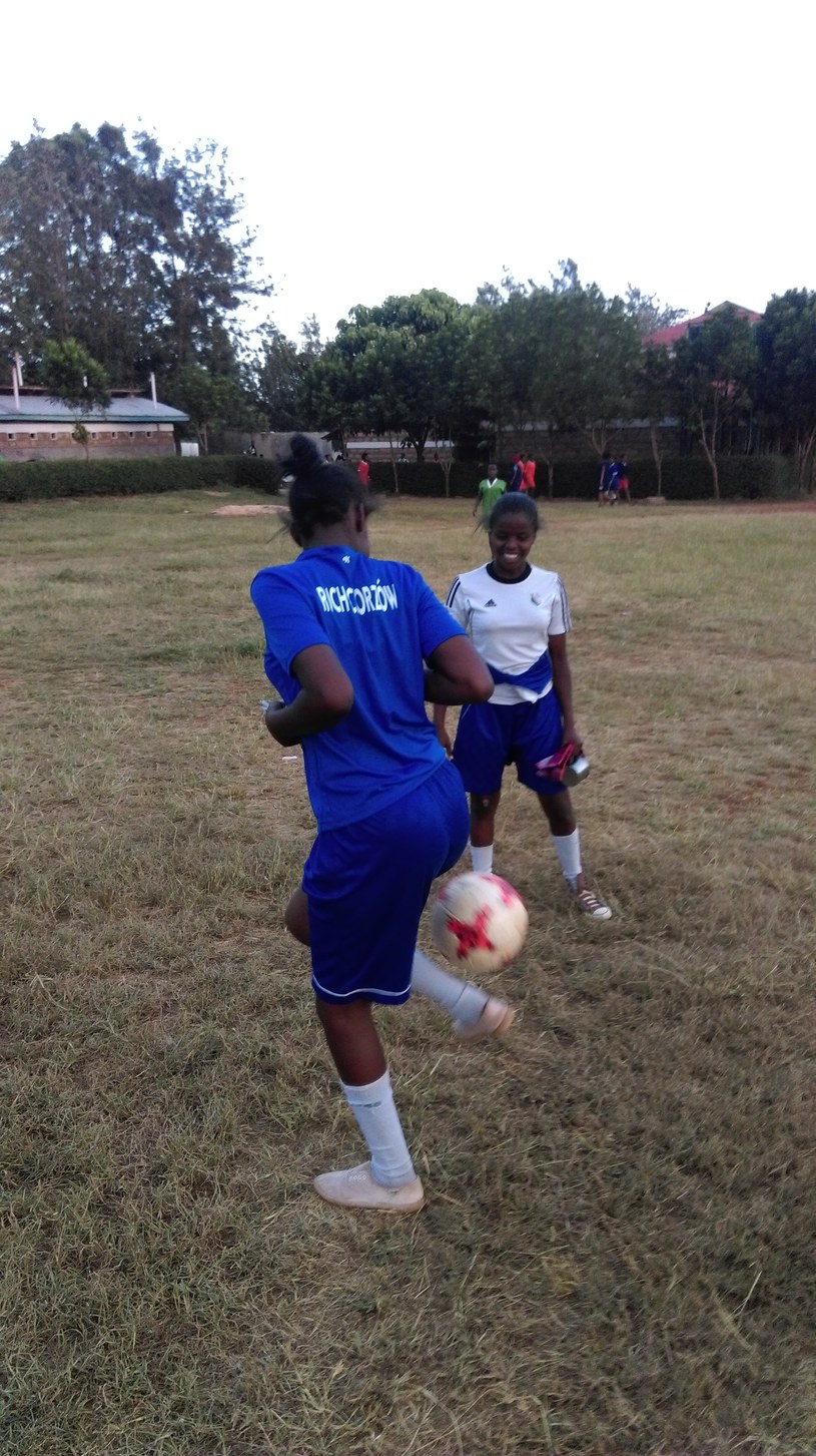 Dziewczynki grające w piłkę nożną. Facebook/Hanys on tour /Facebook /
