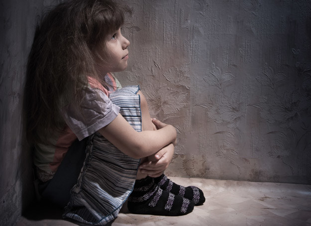 Dziewczynki wychowywane bez ojca mają wiekszą skłonność do stanów depresyjnych /123RF/PICSEL