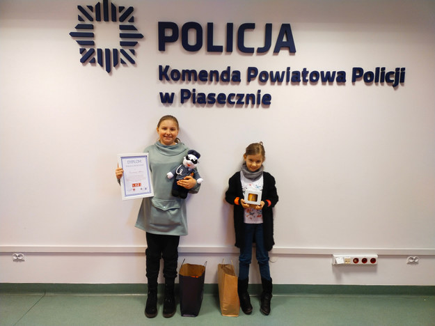 Dziewczynki zostały nagrodzone przez komendanta policji /KPP Piaseczno /