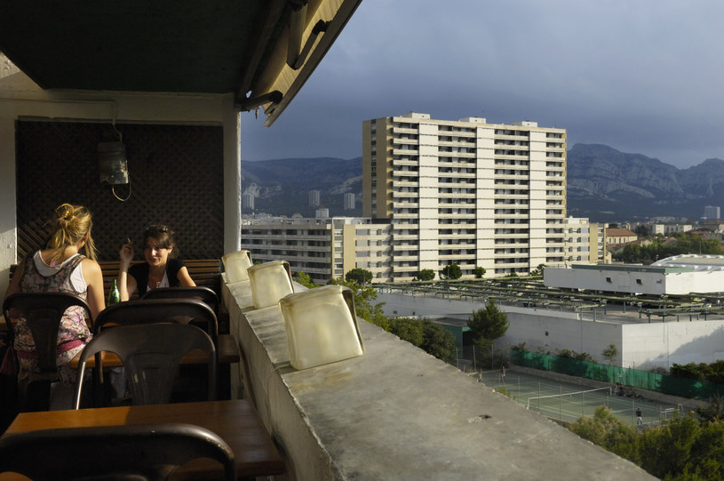 Dziewczyny na tarasie Jednostki Marsylskiej - ikonicznego budynku le Corbusiera, w którego projekt znaczący wkład wniosła kobieta: Charlotte Perriand /Mark Henley /Agencja FORUM