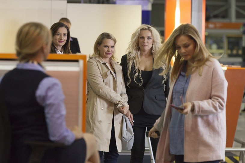 Dziewczyny towarzyszą na lotnisku Indze /Polsat