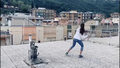 Dziewczyny z Włoch grają w tenisa na dachach swoich domów