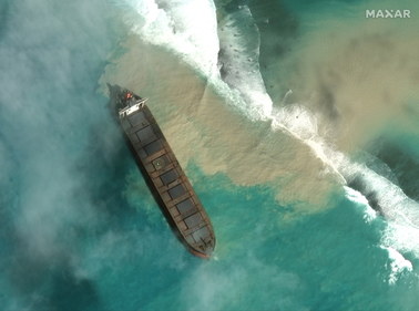 Dziewicze laguny Mauritiusa zagrożone. Z uszkodzonego statku wyciekają tony paliwa