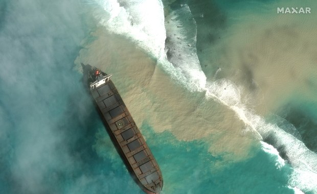 Dziewicze laguny Mauritiusa zagrożone. Z uszkodzonego statku wyciekają tony paliwa