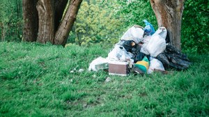 Dzikie wysypiska to wciąż ogromny problem. W Polsce są ich tysiące