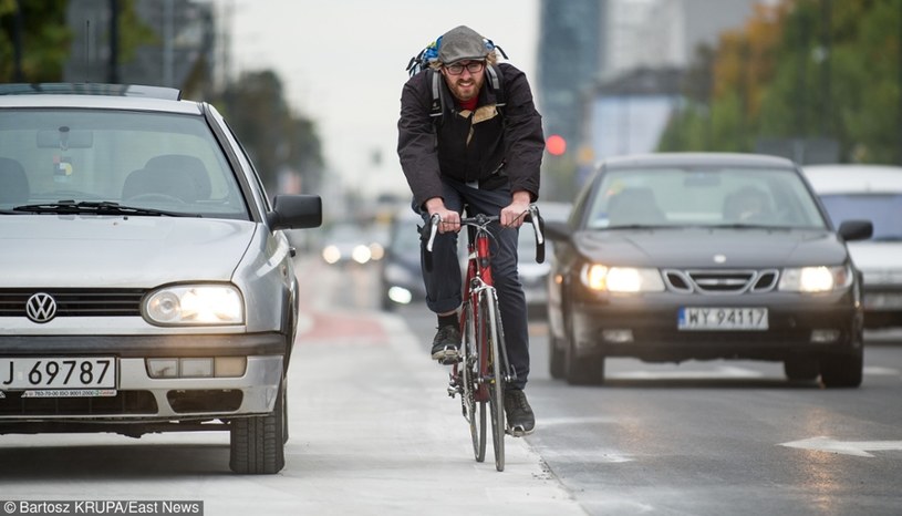 Dziś bez znajomości przepisów można wziąć rower i wyjechać między samochody /Bartosz Krupa /East News