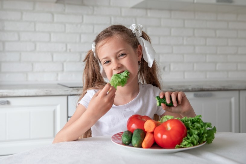 Dziś już wiadomo, że nie ma przeszkód, by dzieci były wegetarianami /123RF/PICSEL