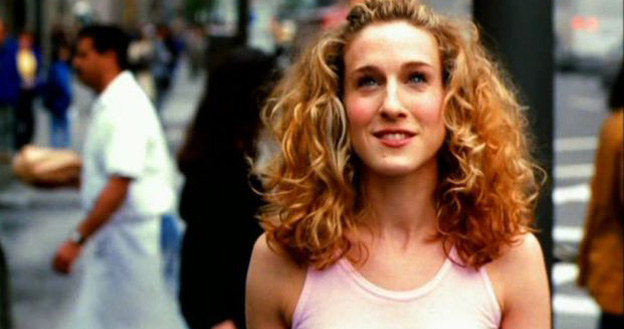 Dziś nikt nie wyobraża sobie innej aktorki w roli Carrie Bradshaw. Sarah Jessica Parker była jednak drugą opcją producenta. Dostała angaż w serialu, gdy faworytka – Dana Delany – z niego zrezygnowała /materiały prasowe