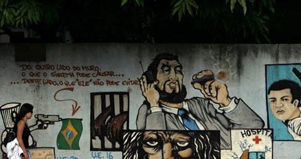 Dziś po Carandiru został tylko mur, na którym w najlepsze zagościli graficiarze /AFP