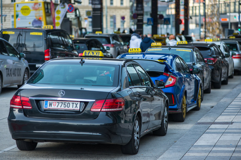 Dziś po Wiedniu jeżdżą taksówki spalinowe. Ale wkrótce będzie można rejestrować już tylko elektryczne /Getty Images