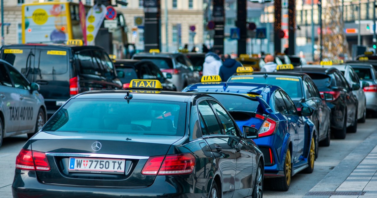 Dziś po Wiedniu jeżdżą taksówki spalinowe. Ale wkrótce będzie można rejestrować już tylko elektryczne /Getty Images