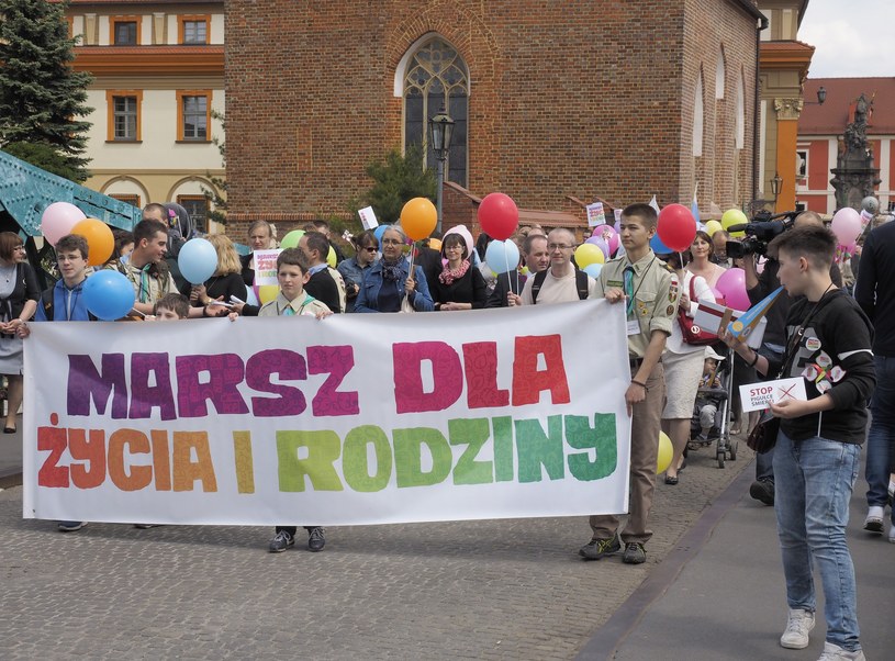 Dziś pod hasłem "Każde życie jest bezcenne" w 140 miastach Polski przejdą Marsze dla Życia i Rodziny /Leszek Kotarba  /East News
