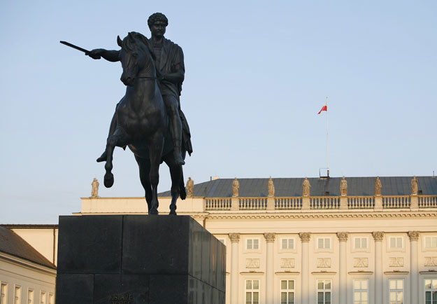 Dziś pomnik stoi przed Pałacem Prezydenckim /Artur Hojny /Agencja FORUM