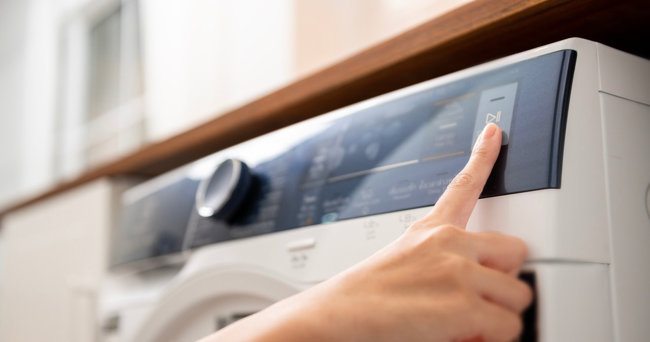 Dziś pranie jest o wiele prostsze niż przed kilkudziesięciu laty. O urządzenie takie jak pralka warto jednak dbać, aby posłużyło przez lata /123RF/PICSEL