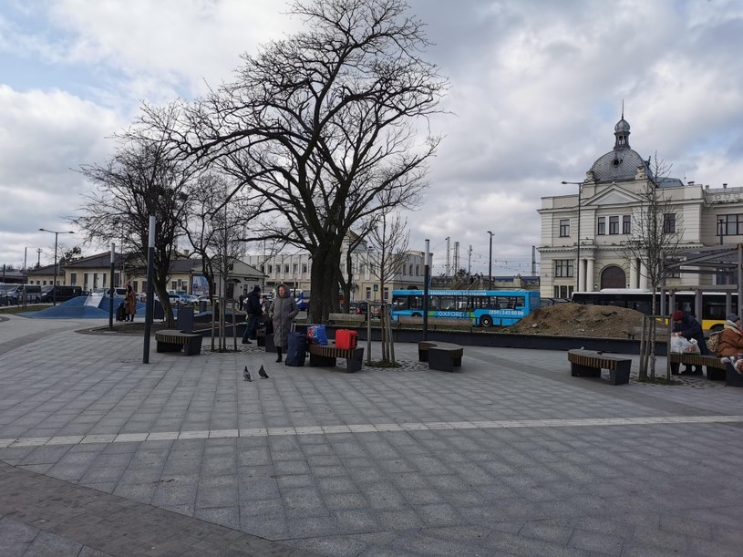 Dziś przed dworcem są pojedyncze osoby i dwa namioty z herbatą dla podróżujących /Karolina Olejak /archiwum prywatne