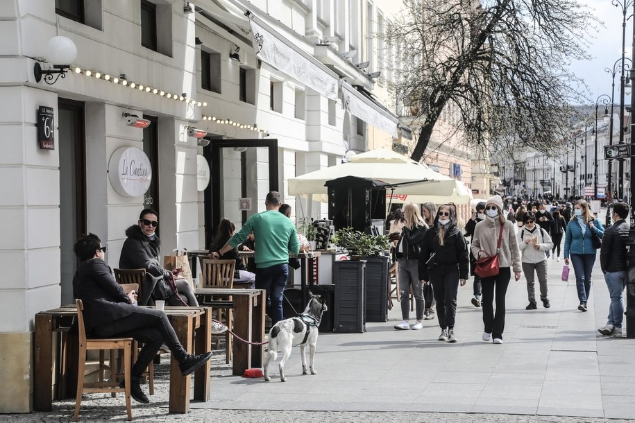 Dziś rządowe informacje o luzowaniu kolejnych obostrzeń /Wojciech Olkusnik  /PAP
