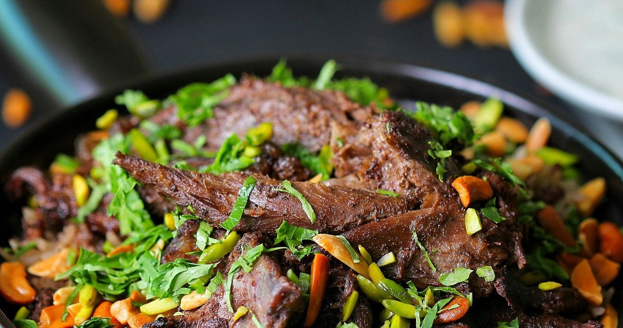 Dziś tę część wołowiny kupujemy głownie po to, by dodać do rosołu. A można ją wykorzystać na wiele innych sposobów. /Shammil Mukkath /Canva Pro