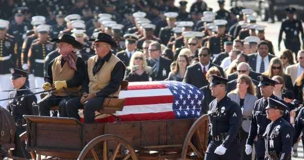 Dziś umieramy w samotności, w pogrzebach uczestniczą tłumy /Getty Images/Flash Press Media