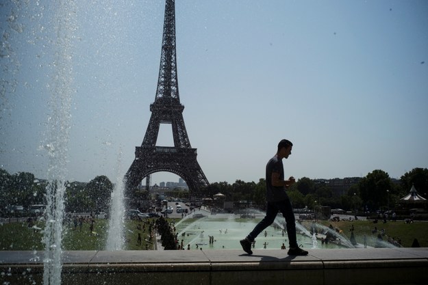 Dziś w Paryżu padł rekord upału /	JULIEN DE ROSA /PAP/EPA