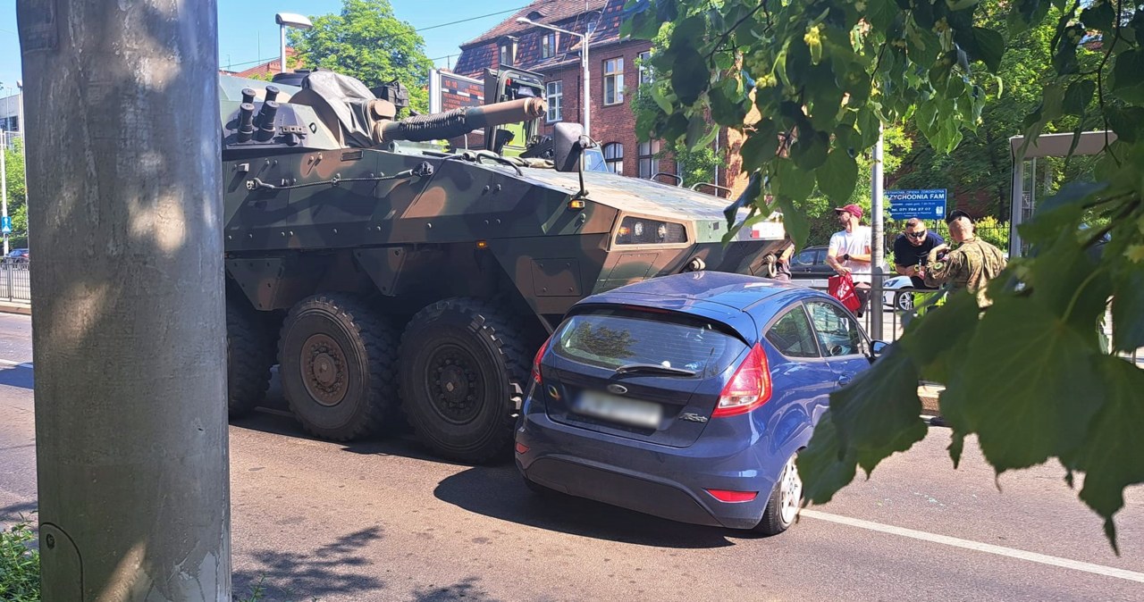 Dziś we Wrocławiu miał miejsce niecodzienny wypadek. Samobieżny moździerz Rak zderzył się z Fordem /Dawid Banasiak /Facebook