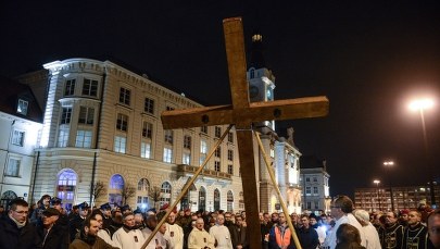 Dziś Wielki Piątek. "Czas zachwytu nad miłością zdolną do ofiary"