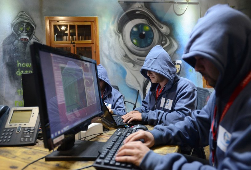 Dziś wszystkie państwa świata korzystają z pomocy hakerów. Tutaj przy pracy zespół izraelski /East News