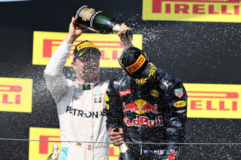 Dziś wyścigi czy rajdy nie mogą się obyć bez szampana na mecie /Getty Images