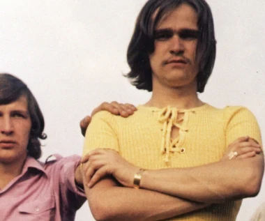 Dziś znany jest jako ojciec chrzestny bigbitu i głos Niebiesko-Czarnych. Oto, jak zaczynał Wojciech Korda