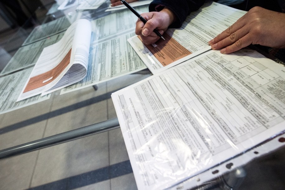 Dzisiaj o północy mija ostateczny termin rozliczenia się z fiskusem, czyli złożenia stosownych formularzy PIT /Grzegorz Michałowski /PAP