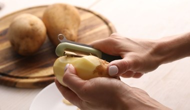 Dzisiaj przestaniesz je wyrzucać. 5 sposobów na wykorzystanie obierek z ziemniaków!