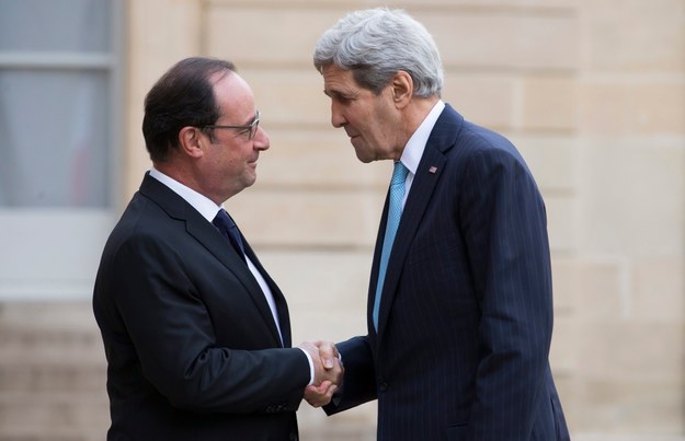 Dzisiaj rano prezydent Francji Francois Hollande (po lewej) spotkał się z szefem amerykańskiej dyplomacji Johnem Kerrym /IAN LANGSDON /PAP/EPA