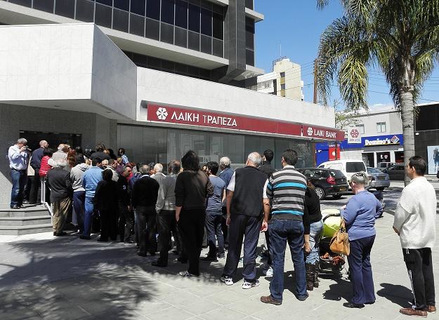 Dzisiejsza kolejka do Laiki Banku w Limassol na Cyprze /EPA