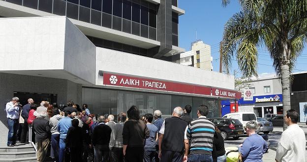 Dzisiejsza kolejka do Laiki Banku w Limassol na Cyprze /EPA