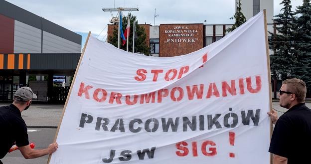 Dzisiejsza manifestacja górników ze związku zawodowego Jedność przed KWK Pniówek /PAP