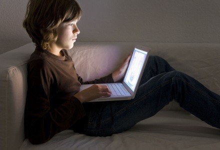 Dzisiejsze dzieci nie wyobrażają sobie już życia bez internetu /materiały prasowe