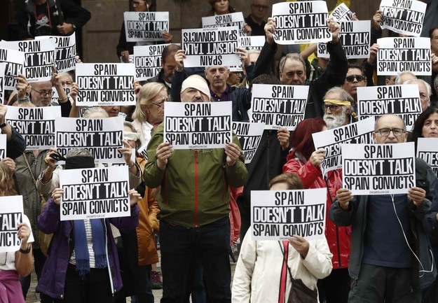 Dzisiejsze protesty na ulicach Katalonii mają pokojowy przebieg /JESUS DIGES /PAP/EPA