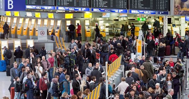 Dzisiejszy chaos na lotnisku we Frankfurcie nad Menem /EPA