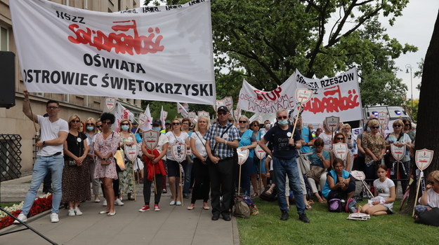 Dzisiejszy protest nauczycieli pod gmachem Ministerstwa Edukacji i Nauki w Warszawie /Piotr Szydłowski /RMF FM