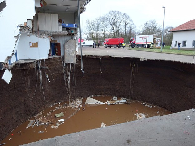 Dziura jest wypełniona wodą, prawdopodobnie z podziemnego źródła /JESSICA PIPER/NORDHAUSEN COUNTY /PAP/EPA