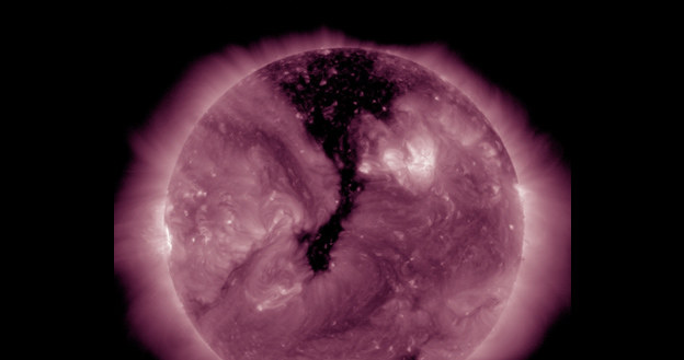 Dziura koronalna na śrdodku tarczy słonecznej /Zmianysolarne.pl