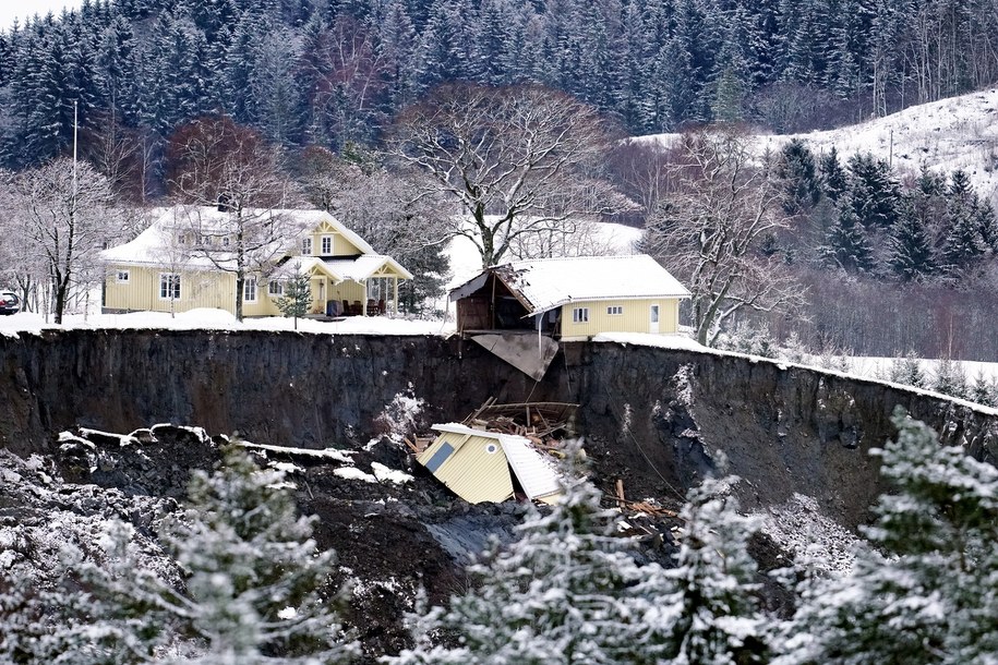 Dziura, która powstała na skutek osunięcia się ziemi, jest ogromna. Ma 700 metrów długości /Terje Bendiksby /PAP/EPA