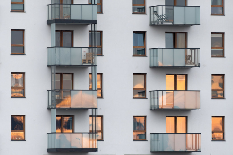 Dziura mieszkaniowa wynika też z rosnącej liczby gospodarstw jednoosobowych /Wojciech Stróżyk /Reporter